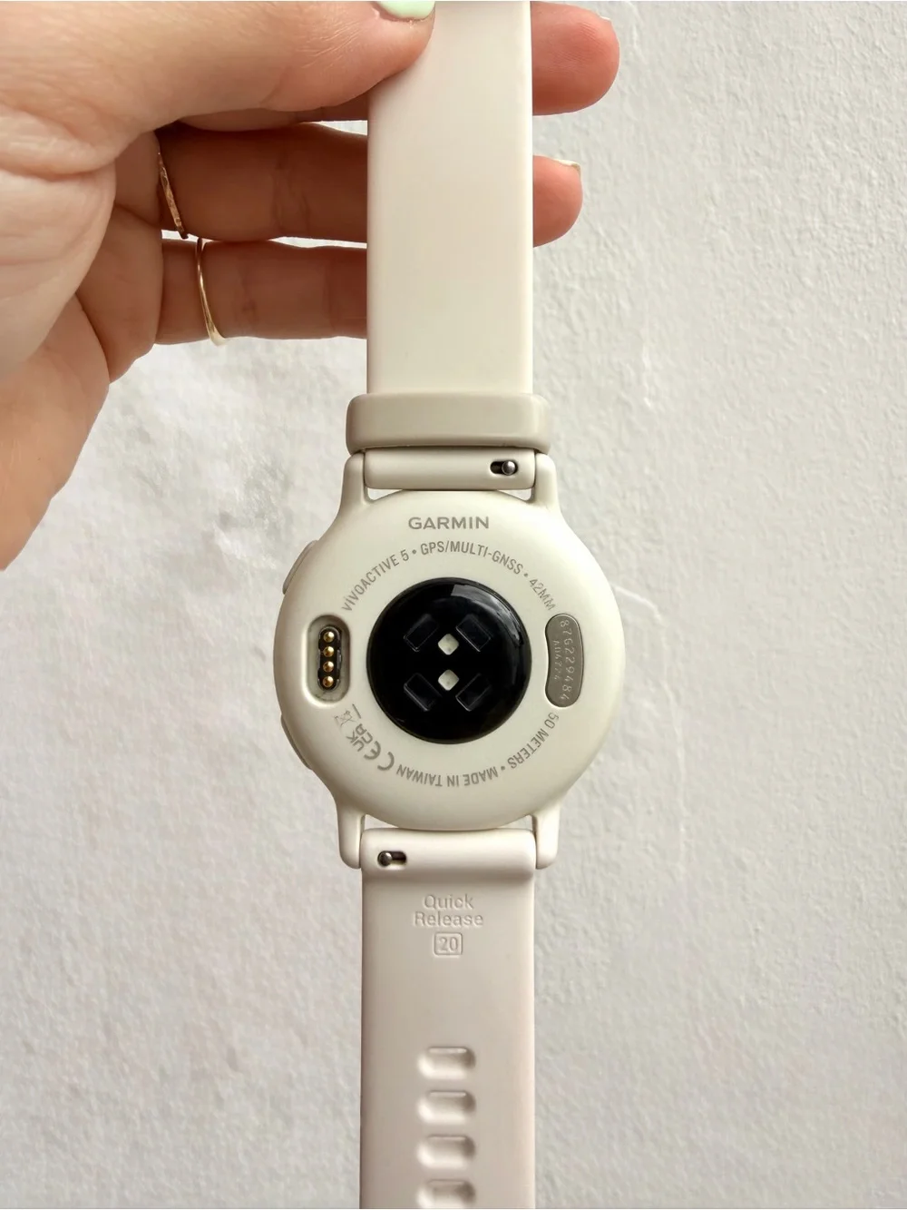 Garmin Víviactive 5 Smartwatch with Ivory Silicone Strap - Modern Wearable